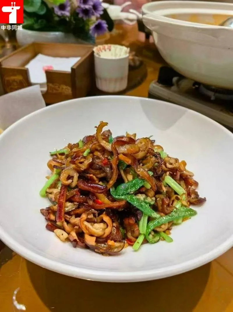 厨师求职 本人35岁，做厨师15年，主要做精品川湘菜，做过食堂，高端餐厅酒店，有海外任职经历