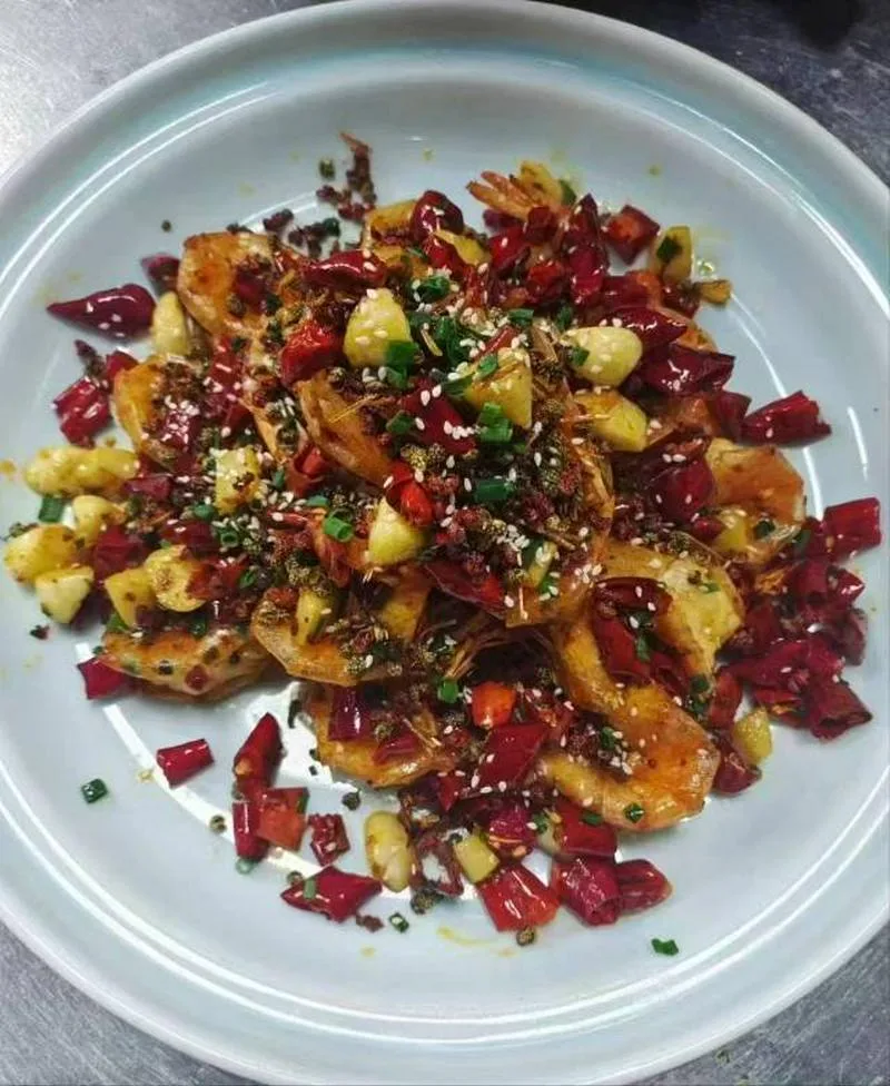中餐厨师求职 会做川湘菜，麻辣香锅，重庆火锅，江浙菜，粤菜，西北菜，鲁菜，东北菜会做烧烤，兰州拉面，需要招聘厨师老板，加我微信   cytg666   雇主联系