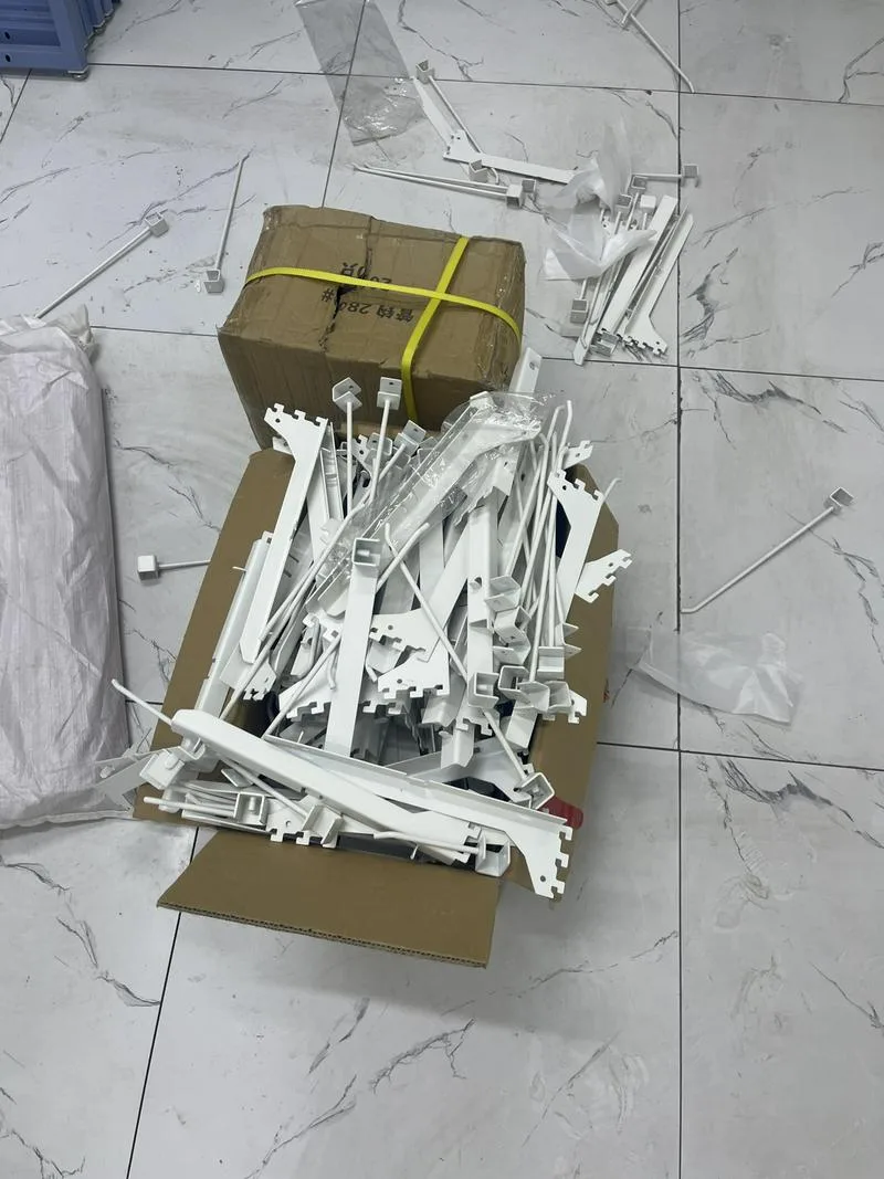 出售499店铺里的所有货架 还有圆形货架，管钩，都以拆卸，细小零件都在，可以装车直接拉走  价格加此微信询问
