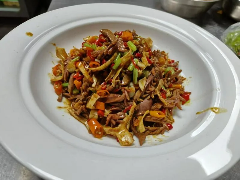 湖南人  38岁  厨师双证齐全  高级职称  烹饪专业毕业   本科学历  擅长湘菜和粤菜  融合菜  会简单中西点心   有近8年海外大型上市矿山企业管理经