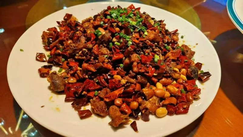 中餐厨师求职 会做川湘菜，麻辣香锅，重庆火锅，江浙菜，粤菜，西北菜，鲁菜，东北菜会做烧烤，兰州拉面，需要招聘厨师老板，加我微信   cytg666   雇主联系