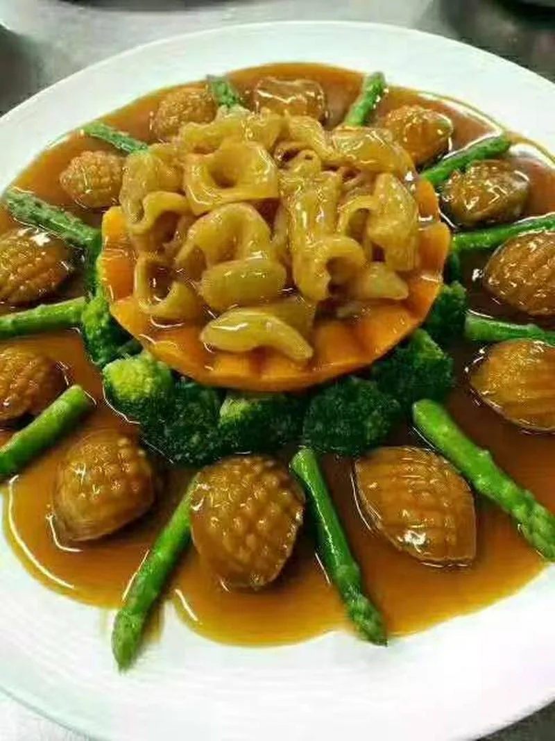 你好本人是新疆菜厨师，会新疆特色菜，融合菜，会炒火锅底料，有护照，如有需要请加微信13209966010