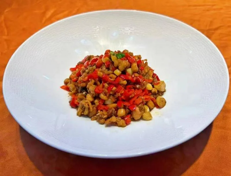 厨师求职 本人35岁，做厨师15年，主要做精品粤川湘菜，做过食堂，高端餐厅酒店，有海外任职经历