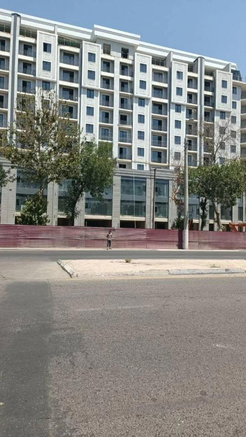 各位同胞，本集团为国内知名上市企业，由于经营模式改变，现将自购的底层商铺急售，永久产权，业态不限，大幅低于市场价，买到即赚到