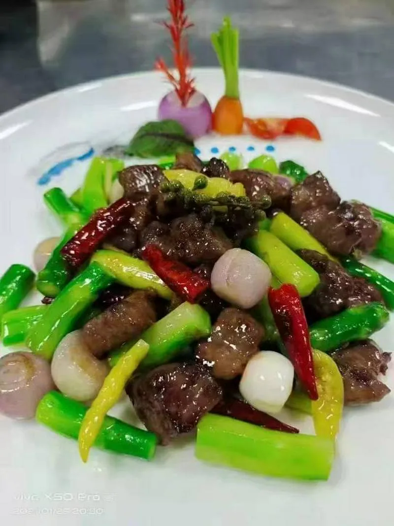 新疆菜主厨，有护照，本人乌鲁木齐星级酒店，社会餐饮担任过主厨，如有需要新疆菜融合菜的，请及时联系13209966010
