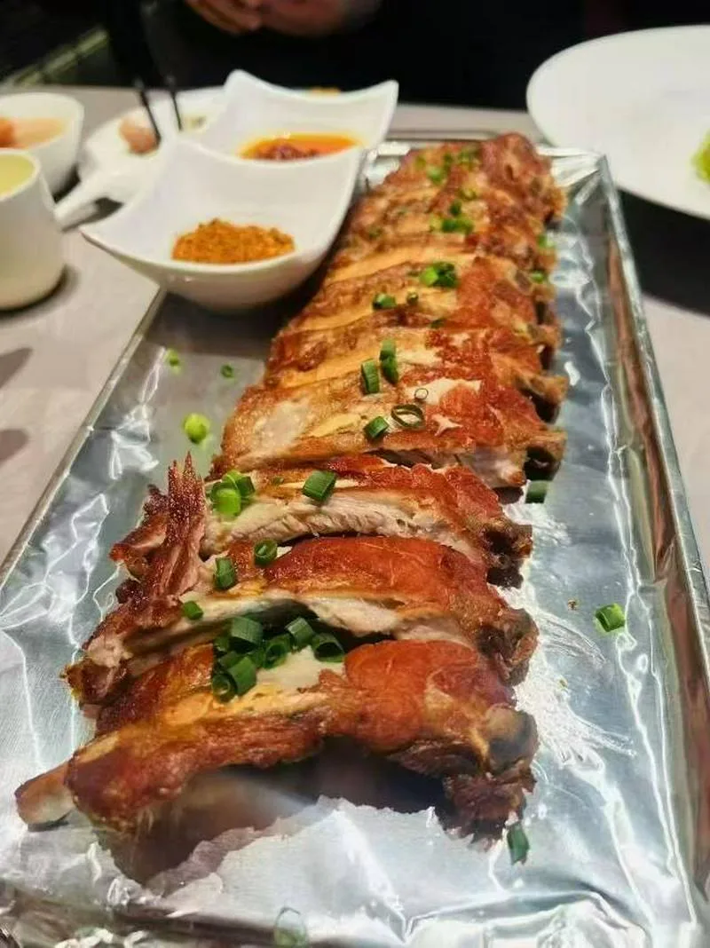 厨师求职本人35岁，做厨师15年，主要做精品川湘粤菜，西北菜，新疆菜，东北菜，陕西菜，淮扬菜做过食堂，高端餐厅酒店，有海外任职经历