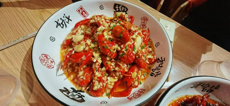 本人想在中亚找一份工作，在厨房工作15年以上，能切菜，能炒菜，能过油