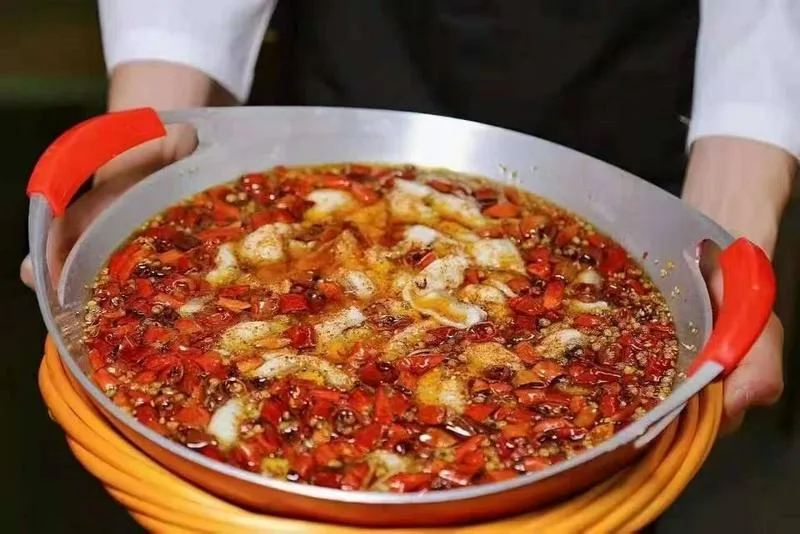 厨师求职本人35岁，做厨师15年，主要做精品川湘粤菜，西北菜，新疆菜，东北菜，陕西菜，淮扬菜做过食堂，高端餐厅酒店，有海外任职经历