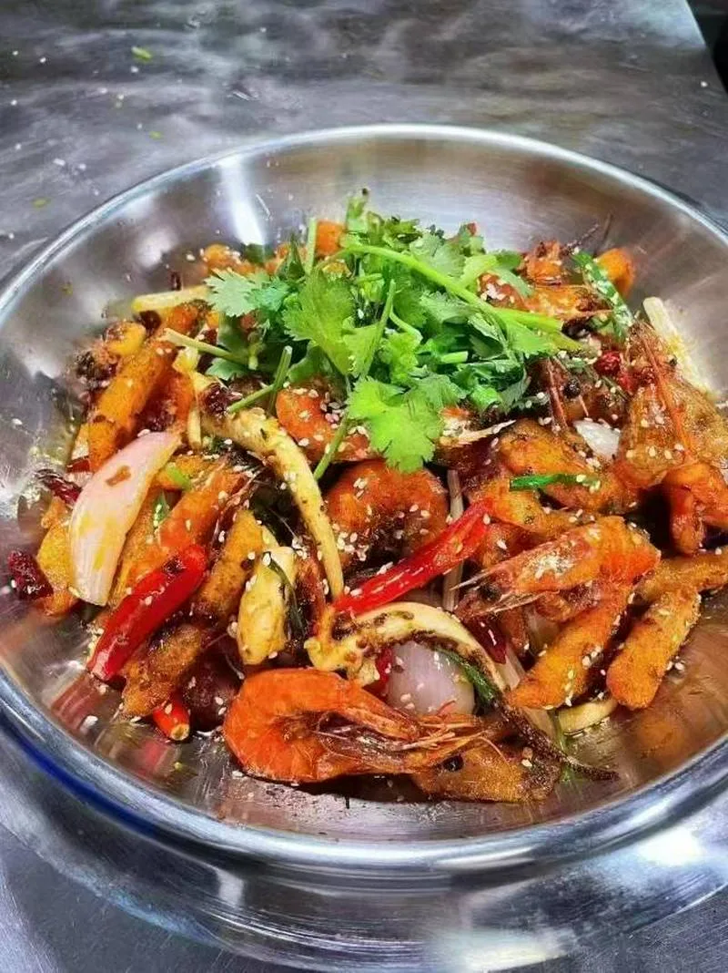 中餐厨师求职 会做川湘菜，麻辣香锅，重庆火锅，江浙菜，粤菜，西北菜，鲁菜，东北菜会做烧烤，兰州拉面，需要招聘厨师老板，加我微信   cytg666   雇主联系