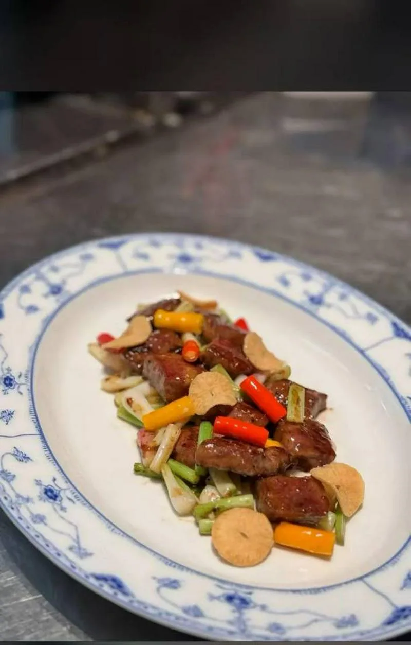 厨师求职本人35岁，做厨师15年，主要做精品川湘粤菜，西北菜，新疆菜，东北菜，陕西菜，淮扬菜做过食堂，高端餐厅酒店，有海外任职经历