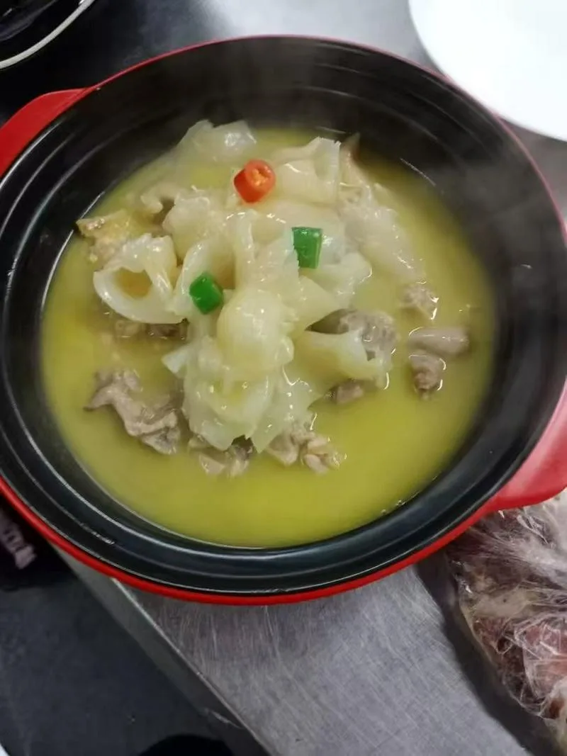 湖南人  38岁  厨师双证齐全  高级职称  烹饪专业毕业   本科学历  擅长湘菜和粤菜  融合菜  会简单中西点心   有近8年海外大型上市矿山企业管理经