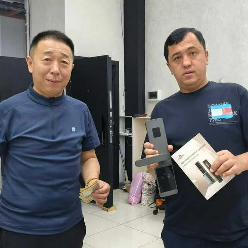 大家警惕：此人是个大骗子,专门诈骗国人
