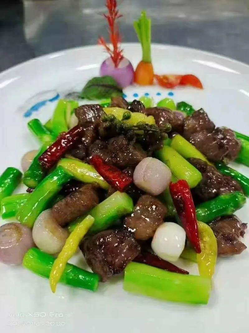 你好本人是新疆菜厨师，会新疆特色菜，融合菜，会炒火锅底料，有护照，如有需要请加微信13209966010