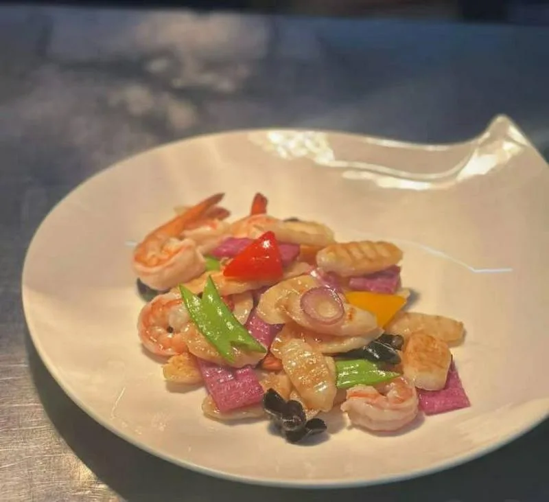 厨师求职本人35岁，做厨师15年，主要做精品川湘粤菜，西北菜，新疆菜，东北菜，陕西菜，淮扬菜做过食堂，高端餐厅酒店，有海外任职经历
