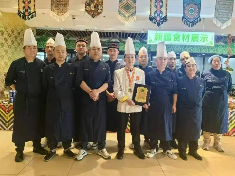 新疆菜主厨，有护照，本人乌鲁木齐星级酒店，社会餐饮担任过主厨，如有需要新疆菜融合菜的，请及时联系13209966010