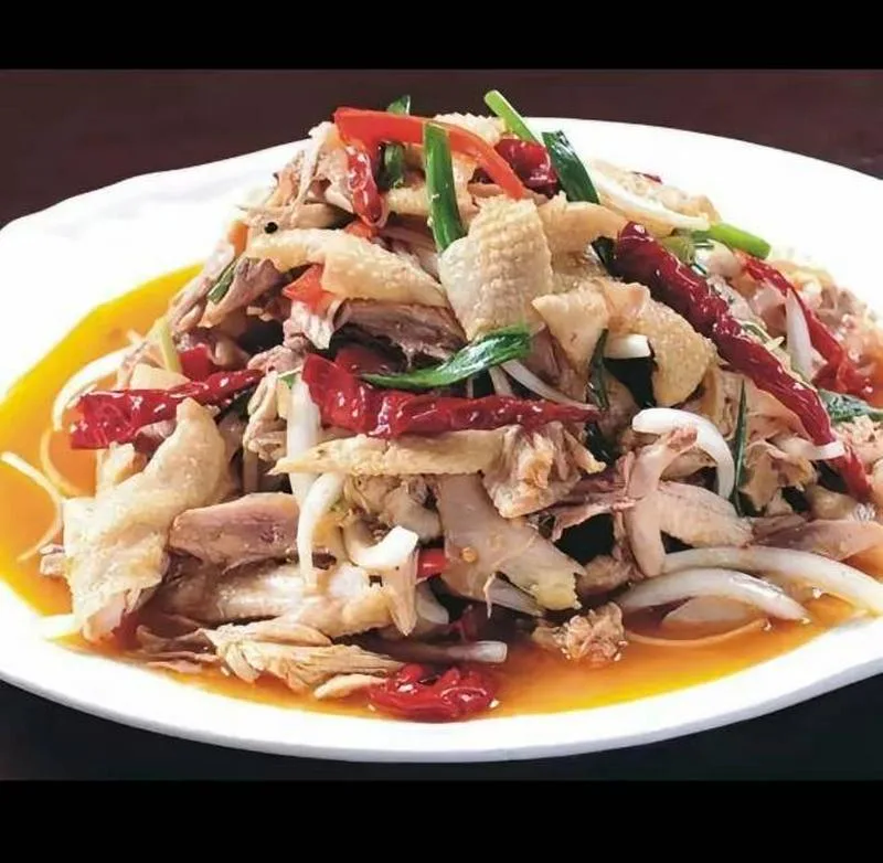 你好本人是新疆菜厨师，会新疆特色菜，融合菜，会炒火锅底料，有护照，如有需要请加微信13209966010