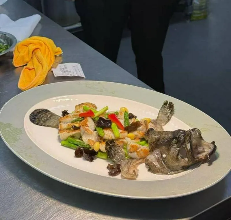 厨师求职本人35岁，做厨师15年，主要做精品川湘粤菜，西北菜，新疆菜，东北菜，陕西菜，淮扬菜做过食堂，高端餐厅酒店，有海外任职经历