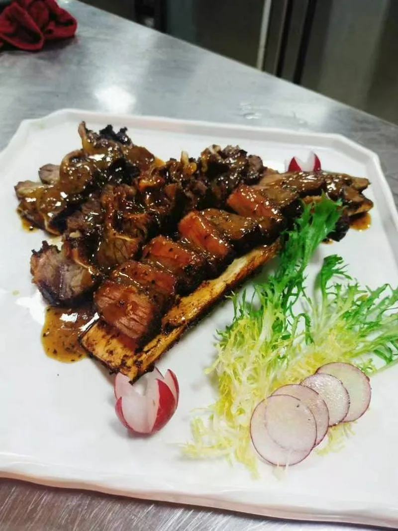 新疆菜主厨，有护照，本人在乌鲁木齐市星级酒店，社会餐饮担任过主厨，如有需要新疆菜融合菜及时联系，微信13209966010
