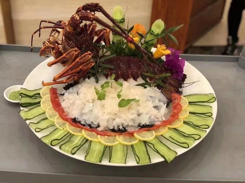 湖南人  38岁  厨师双证齐全  高级职称  烹饪专业毕业   本科学历  擅长湘菜和粤菜  融合菜  会简单中西点心   有近8年海外大型上市矿山企业管理经