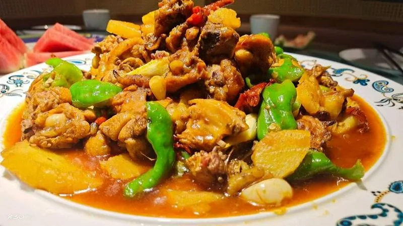 你好本人是新疆菜厨师，会新疆特色菜，融合菜，会炒火锅底料，有护照，如有需要请加微信13209966010