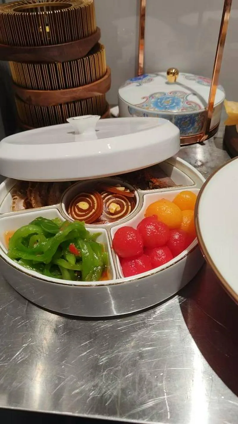 需要国内地道口味厨师的老板联系我，本人手里一大批精通川菜，湘菜，粤菜，东北菜，烧烤，宵夜，凉菜，面点师傅的师兄弟免费推荐联系微lycg9988776