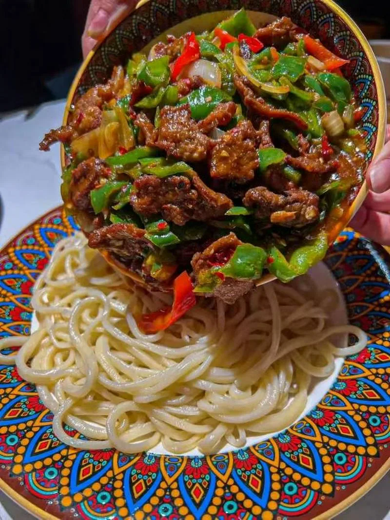 新疆菜主厨，有护照，本人乌鲁木齐星级酒店，社会餐饮担任过主厨，如有需要新疆菜融合菜的，请及时联系13209966010