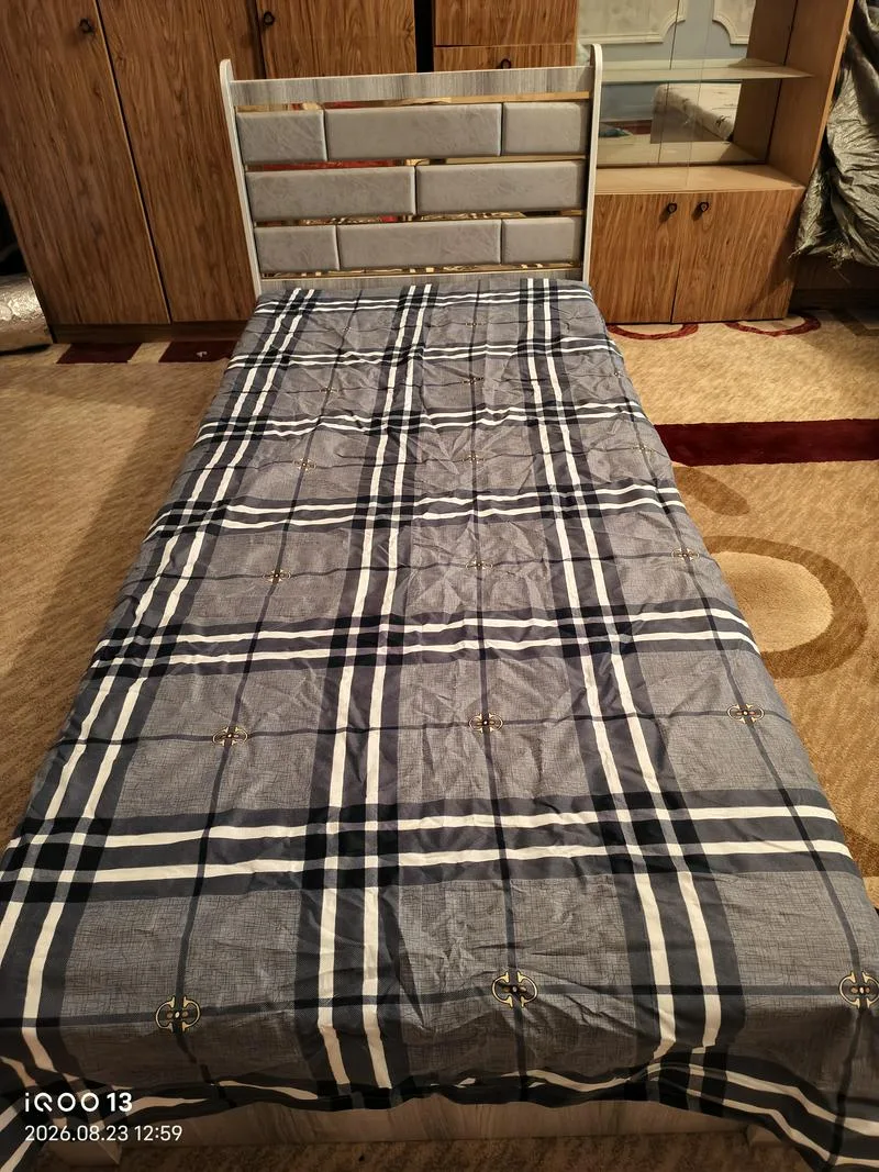 9.5成新单人床半折处理，有需要的联系 +998936659995