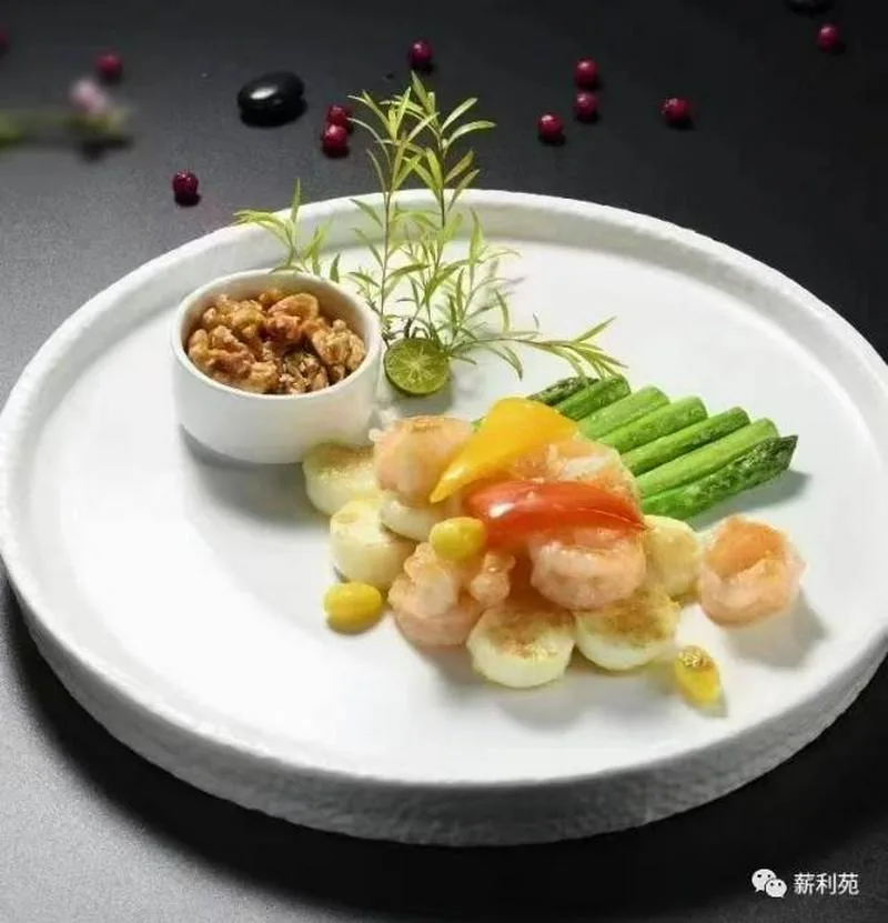 厨师求职 本人35岁，做厨师15年，主要做精品川湘粤菜，东北菜，陕西菜，淮扬菜做过食堂，高端餐厅酒店，有海外任职经历