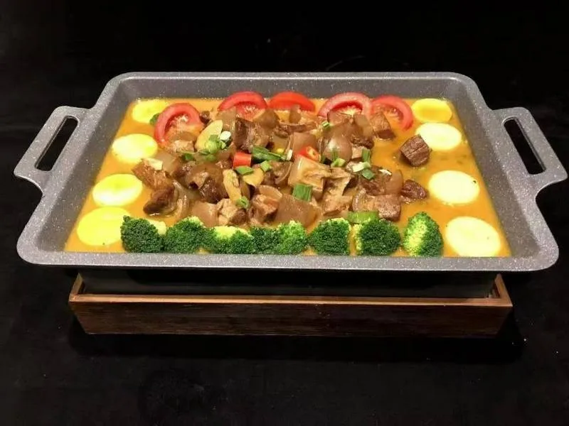 厨师求职本人35岁，做厨师15年，主要做精品川湘粤菜，西北菜，新疆菜，东北菜，陕西菜，淮扬菜做过食堂，高端餐厅酒店，有海外任职经历