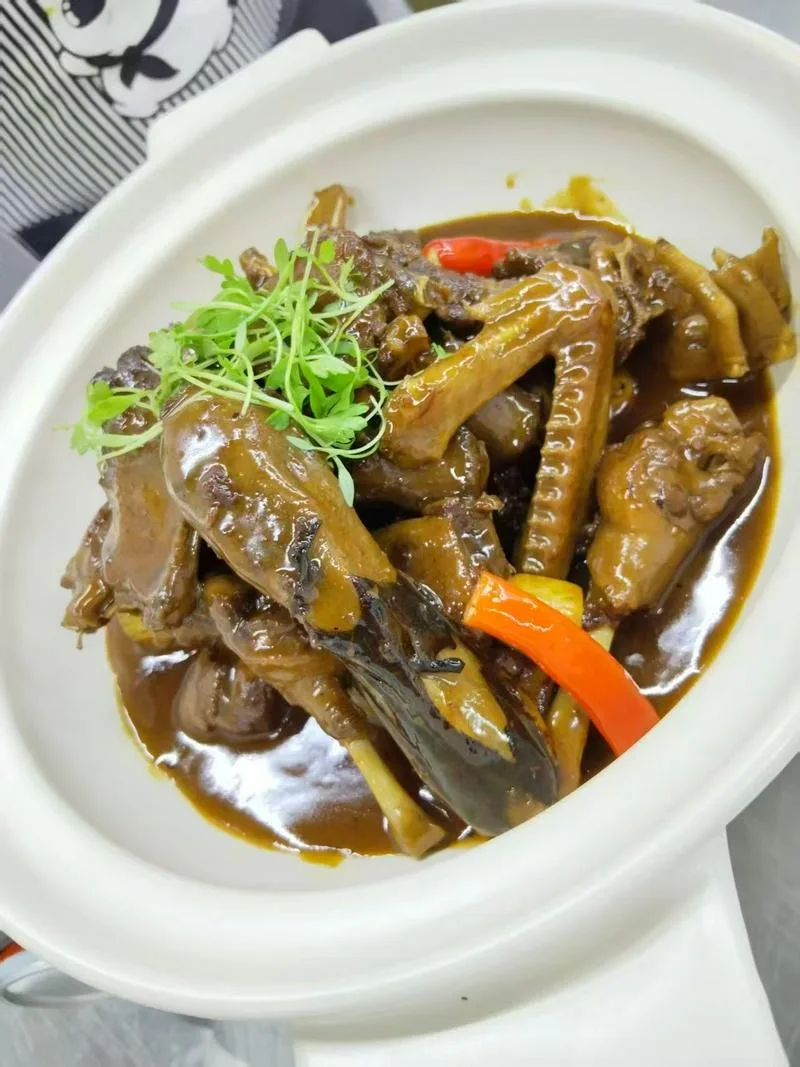 湖南人  38岁  厨师双证齐全  高级职称  烹饪专业毕业   本科学历  擅长湘菜和粤菜  融合菜  会简单中西点心   有近8年海外大型上市矿山企业管理经