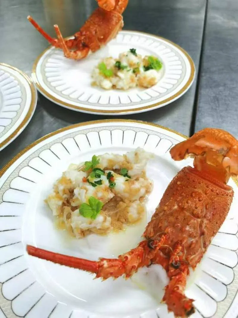 中餐优秀厨师求职 会做融合菜，川湘菜，麻辣香锅，重庆火锅，江浙菜，粤菜，西北菜，鲁菜，东北菜会做烧烤，兰州拉面，需要招聘厨师老板，加我微信   cytg666