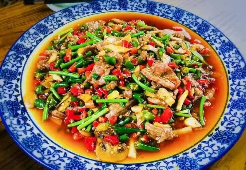 中餐厨师求职 会做川湘菜，麻辣香锅，重庆火锅，江浙菜，粤菜，西北菜，鲁菜，东北菜会做烧烤，兰州拉面，需要招聘厨师老板，加我微信cytg666雇主联系我