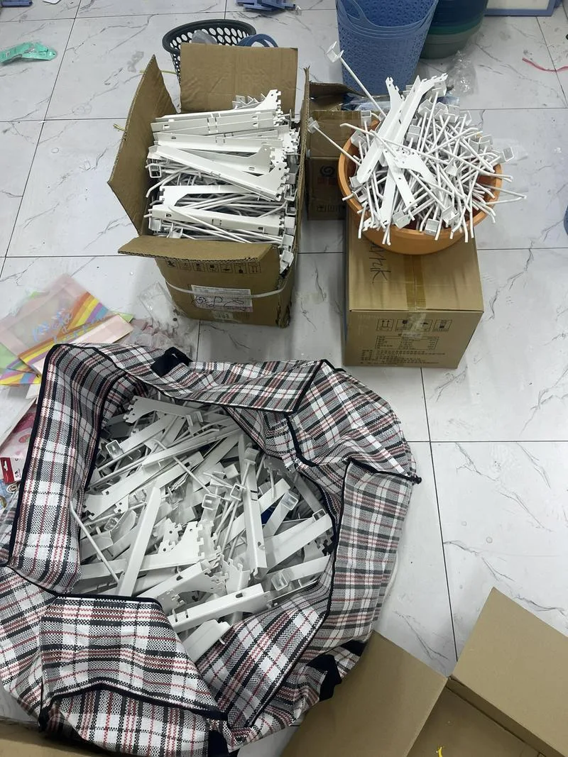 出售499店铺里的所有货架 还有圆形货架，管钩，都以拆卸，细小零件都在，可以装车直接拉走  价格加此微信询问
