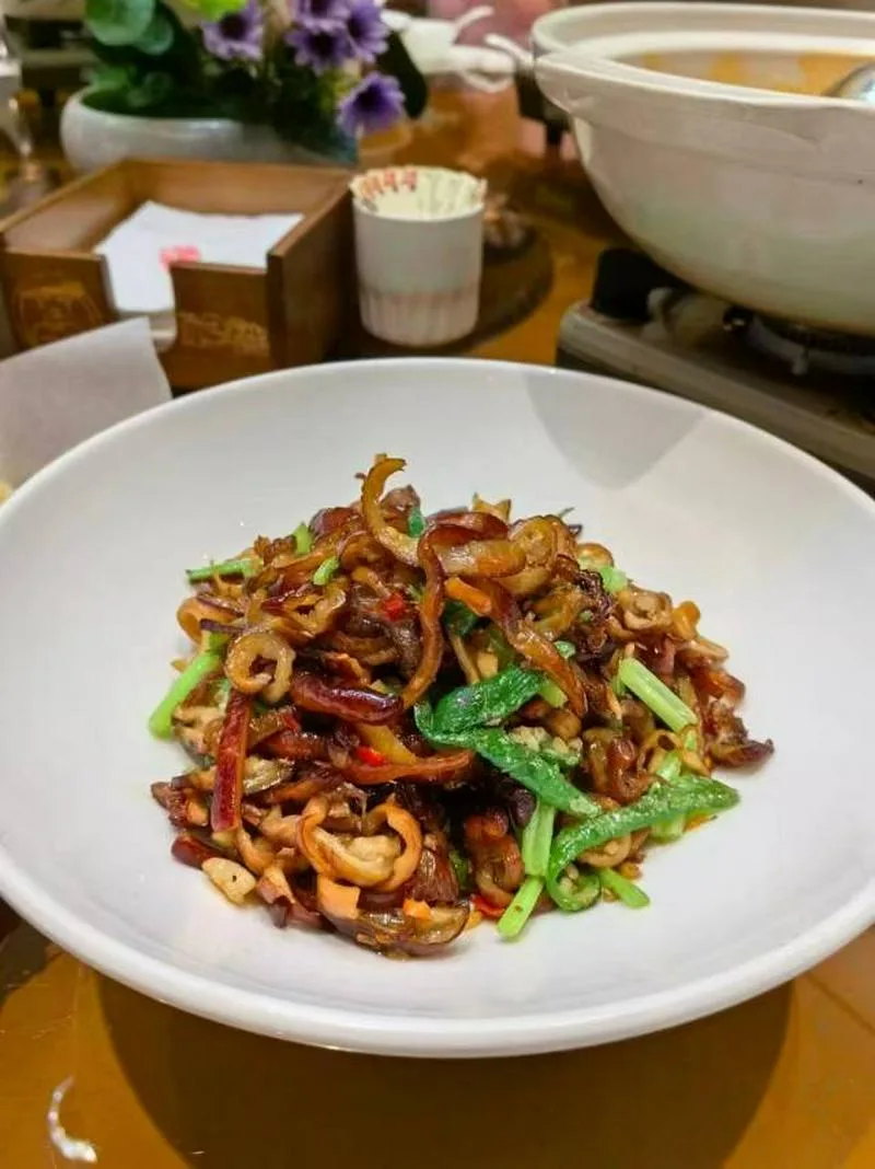 中餐厨师求职 会做川湘菜，麻辣香锅，重庆火锅，江浙菜，粤菜，西北菜，鲁菜，东北菜会做烧烤，兰州拉面，需要招聘厨师老板，加我微信cytg666雇主联系我