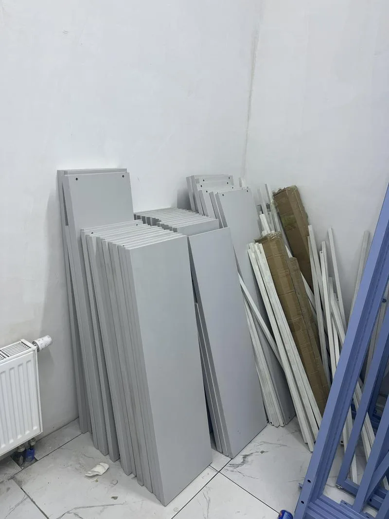 出售499店铺里的所有货架 还有圆形货架，管钩，都以拆卸，细小零件都在，可以装车直接拉走  价格加此微信询问