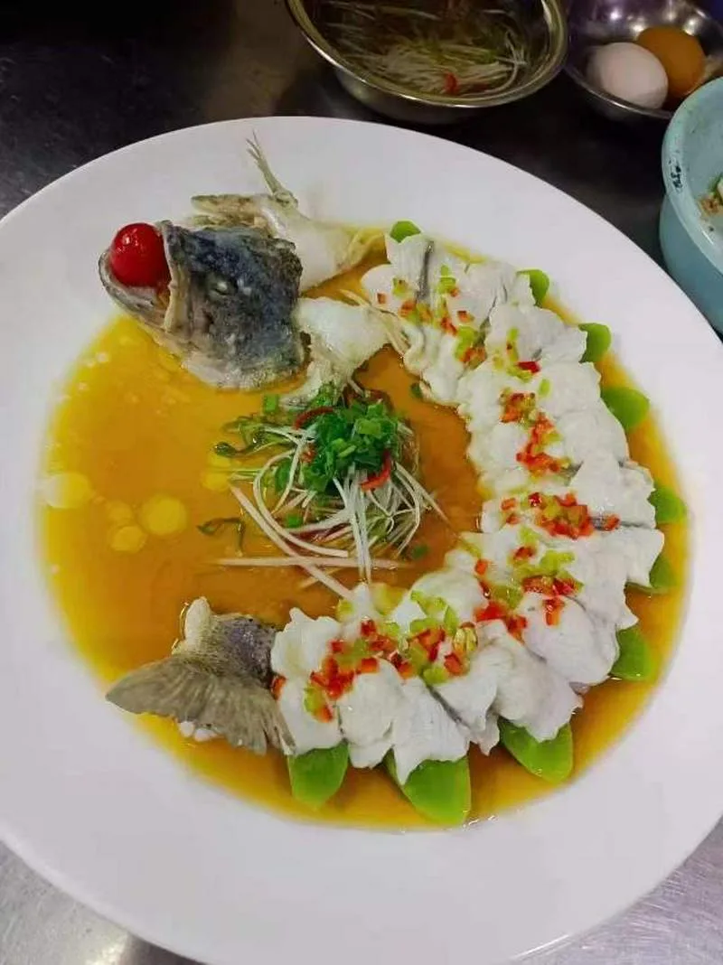 求职 中餐厨师 会做川湘菜，麻辣香锅，重庆火锅，江浙菜，粤菜，东北菜会做烧烤，兰州拉面，需要招聘厨师老板，加我微信 cytg666 雇主联系我