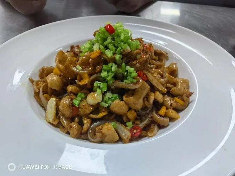 厨师求职 本人35岁，做厨师15年，主要做精品粤川湘菜，做过食堂，高端餐厅酒店，有海外任职经历
