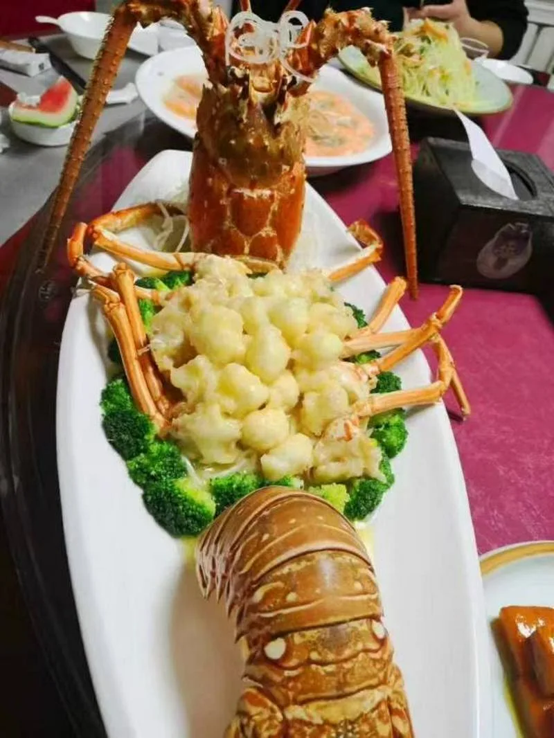 你好本人是新疆菜厨师，会新疆特色菜，融合菜，会炒火锅底料，有护照，如有需要请加微信13209966010