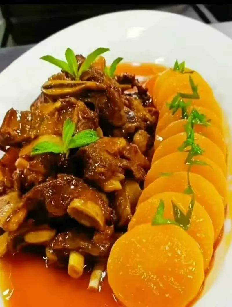 新疆菜主厨，有护照，本人乌鲁木齐星级酒店，社会餐饮担任过主厨，如有需要新疆菜融合菜的，请及时联系13209966010