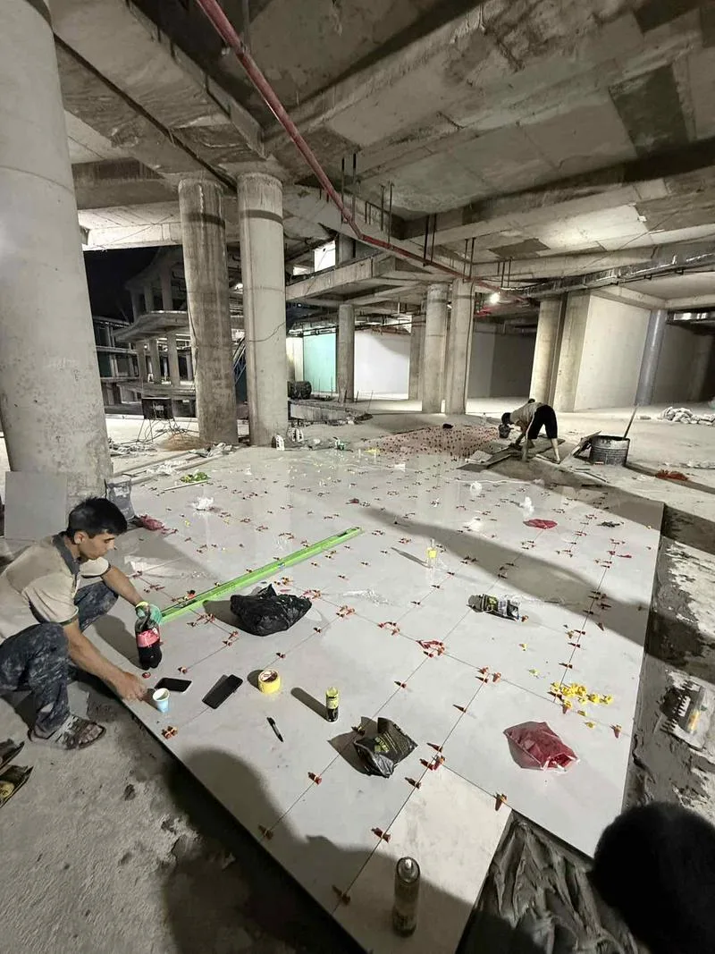 承接商场、餐厅、酒店、商店以及其他大型商业项目的瓷砖铺贴和装修工程