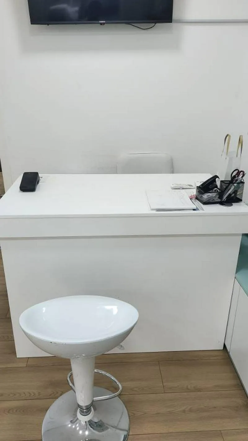 出售办公桌椅，货架，展示架，沙发，收银台等
