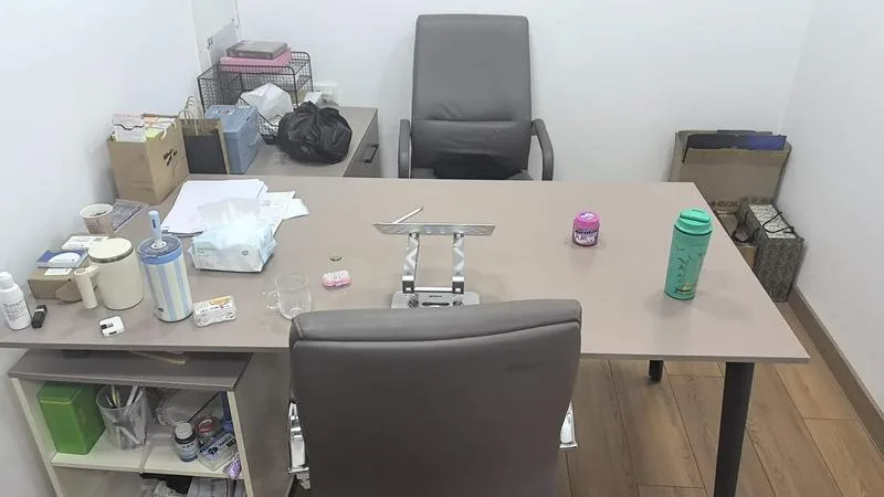 出售办公桌椅，货架，展示架，沙发，收银台等