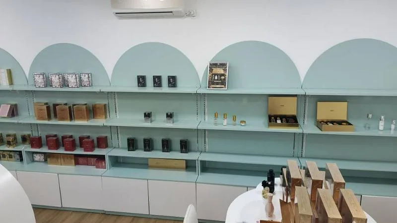 出售办公桌椅，货架，展示架，沙发，收银台等