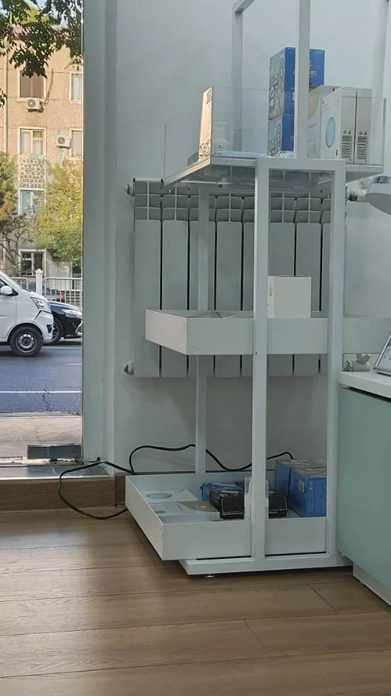 出售办公桌椅，货架，展示架，沙发，收银台等