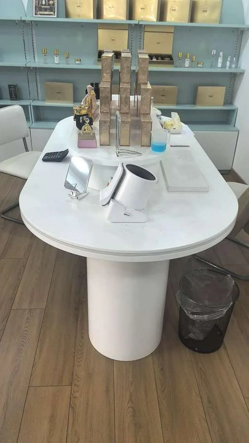 出售办公桌椅，货架，展示架，沙发，收银台等